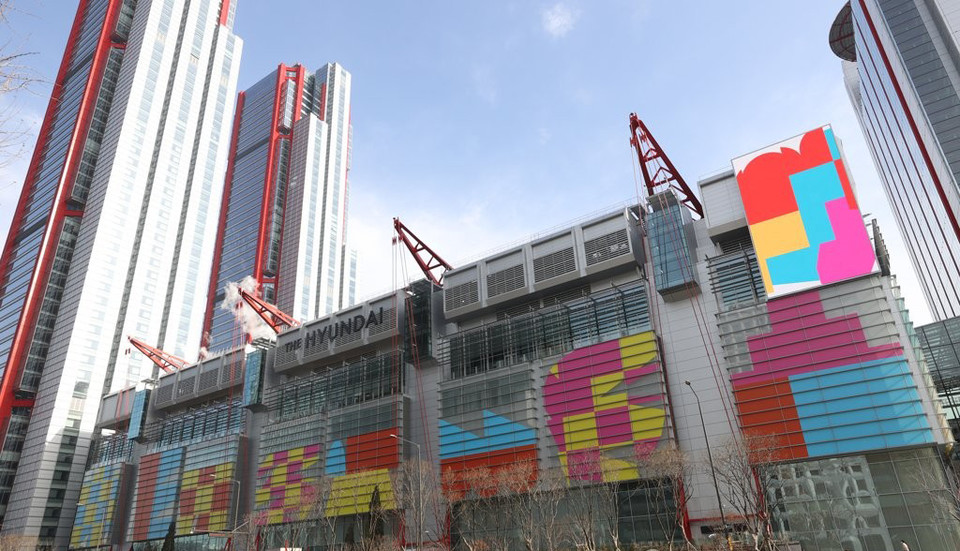 현대백화점그룹이 단일 지주회사 체제로 전환했다. 현대백화점 더서울 현대 외관 전경 [사진=소비자경제]