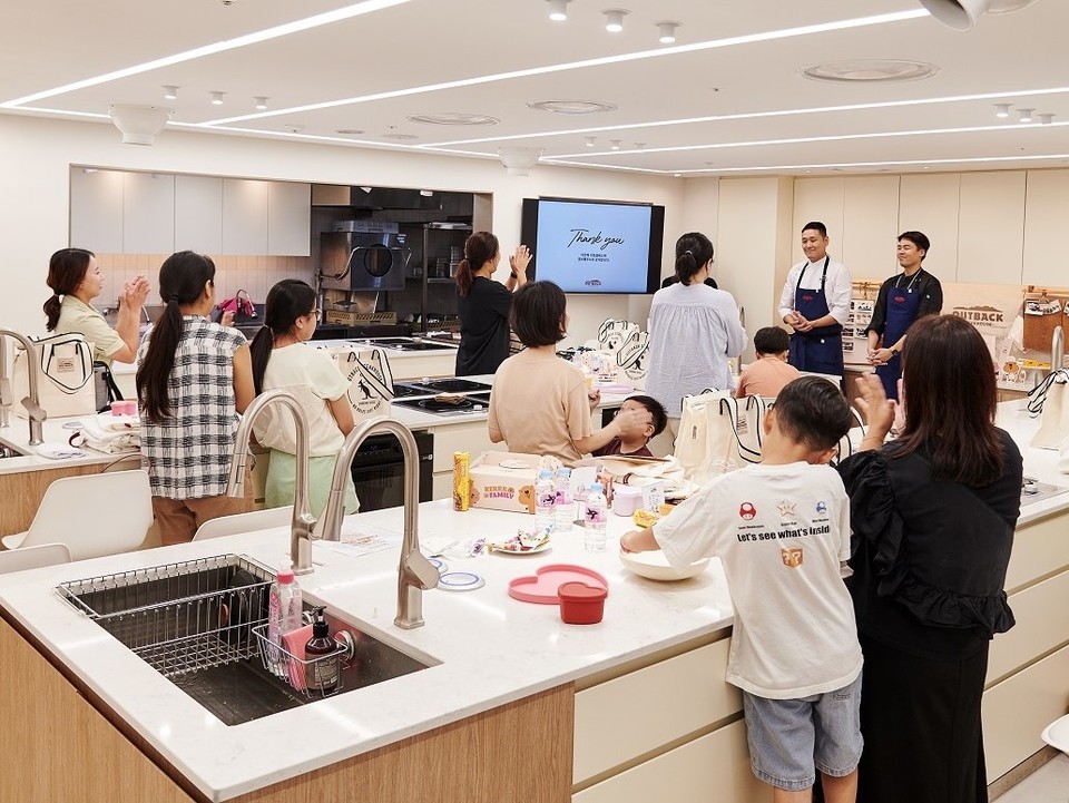 아웃백 스테이크 하우스가 쿠킹클래스와 사회공헌 활동을 연계시킨다. [사진=bhc그룹 제공]