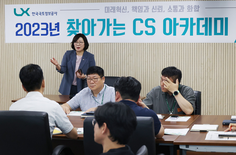 오애리 지적사업본부장이 LX전북지역본부 직원들을 대상으로 교육에 참여해 이야기를 나누고 있다. [사진=LX한국국토정보공사] 