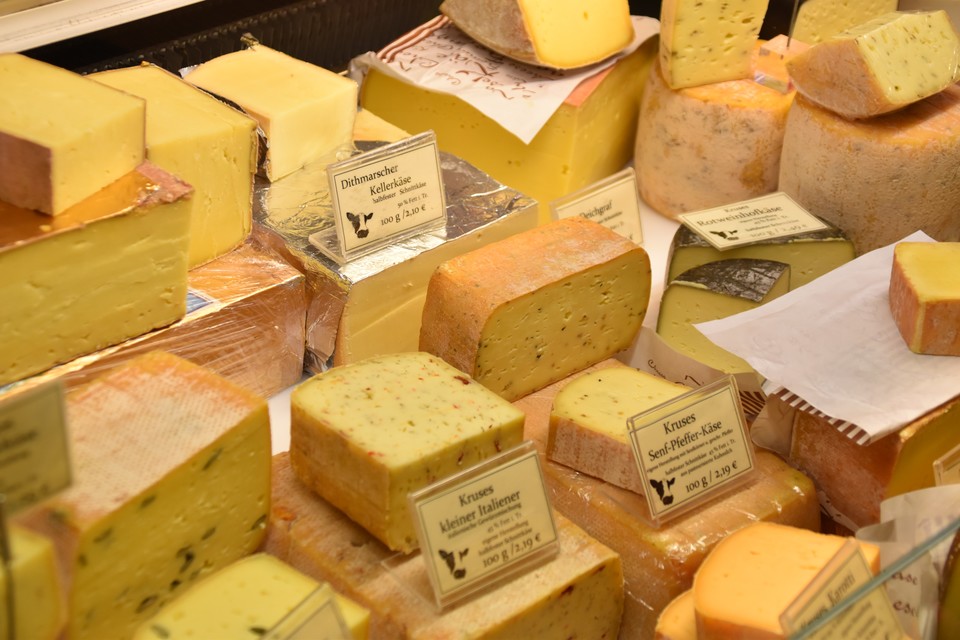 식품의약품안전처는 최근 즉석판매제조·가공업소에서 치즈의 소분·판매를 허용한다고 밝혔다.