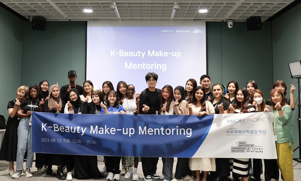 아모레퍼시픽공감재단은 지난 12일 서울시장 초청 청년 외국인 교육생들을 대상으로 ‘K-뷰티학과 메이크업 멘토링’을 진행했다. [사진=아모레퍼시픽] 