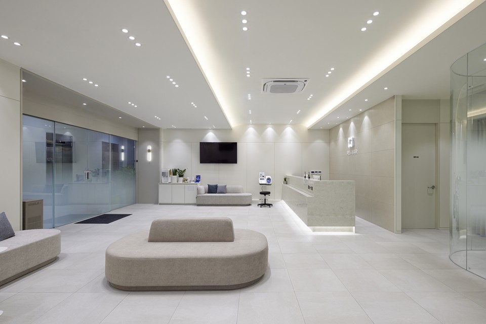 오스템임플란트가 국내 치과산업에 또 하나의 이정표를 세웠다. 치과 병·의원 인테리어 사업을 본격화한 지 7년 만에 1000호 수주를 달성했다. [사진=오스템임플란트]