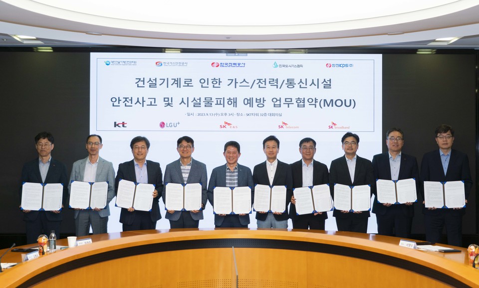 임성준 LG유플러스 그룹장(오른쪽에서 두 번째)이 업무협식에 참석해 기념 촬영을 하고 있다. [사진=LGU+]