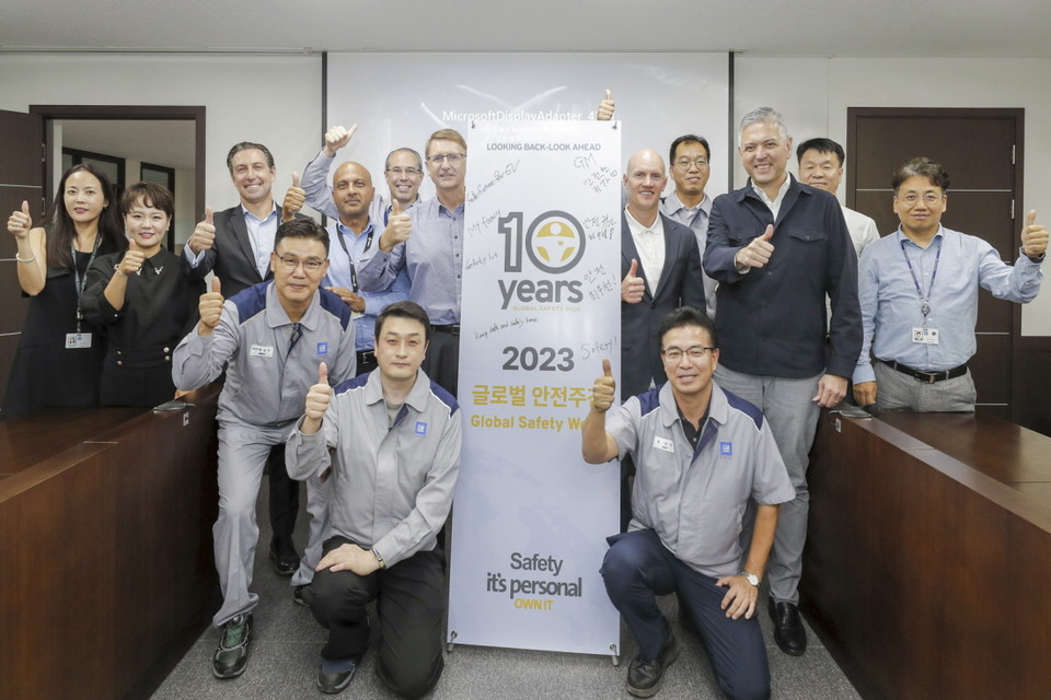 ‘세이프티 히어로(Safety Hero)’ 시상식에 참석한 파이야즈 칸(윗줄 왼쪽에서 네번째) [사진=GM]