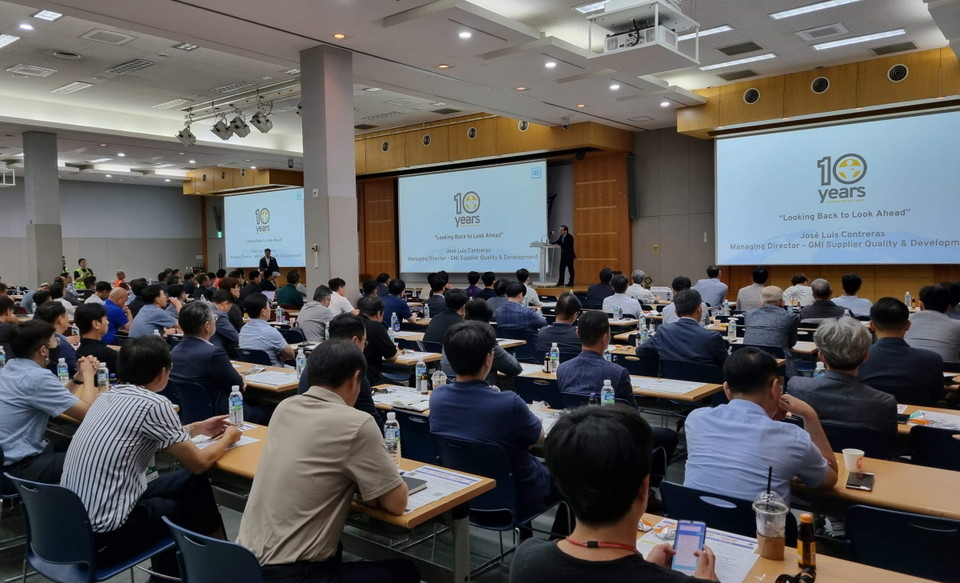 GM 한국사업장 임직원과 협력사 직원이 GM 글로벌 안전 주간 10주년 기념 심포지엄에 참여하고 있다. [사진=GM]