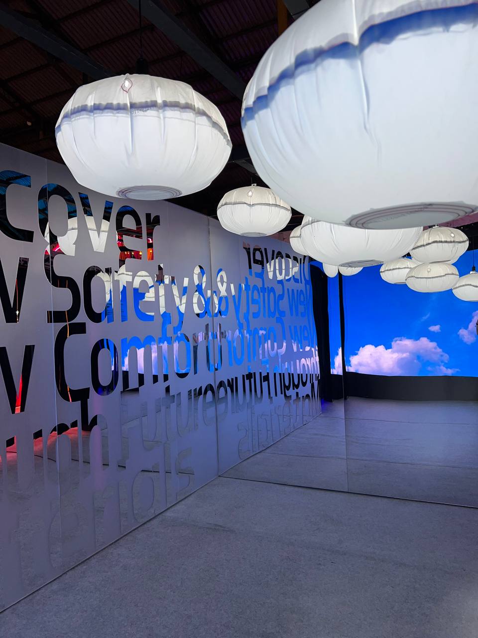 웁서울2023에 전시된 에어백 원사로 만든 조명 오브제 [사진=효성첨단소재]