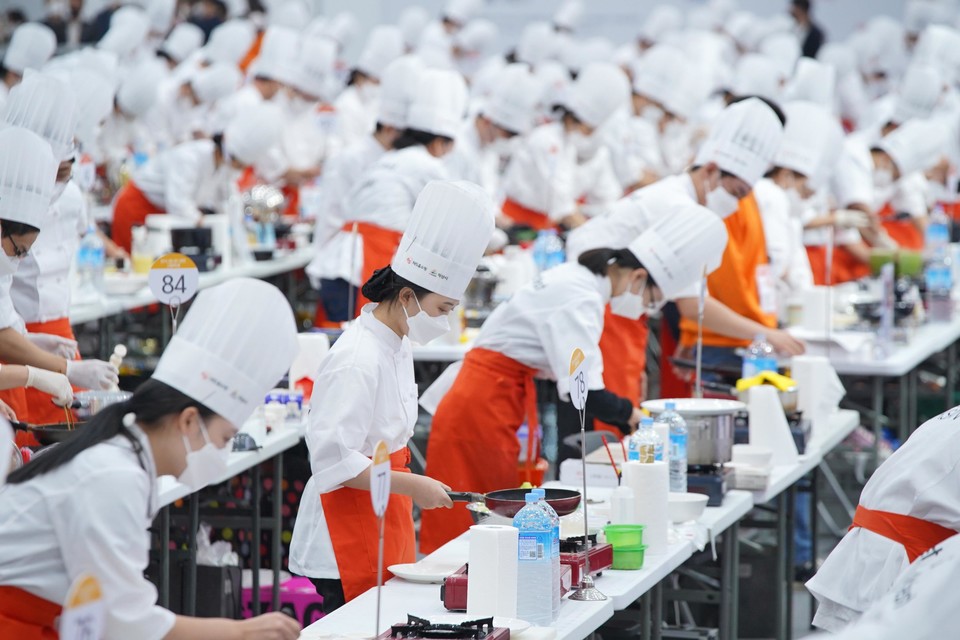 쿠킹클래스가 열린 행사장에는 요리를 배우는 참가자 외에도 많은 가족들이 함께해 서로를 격려하고 응원 구호를 외치는 등 유쾌한 분위기 속에서 진행됐다. [사진=NS홈쇼핑]