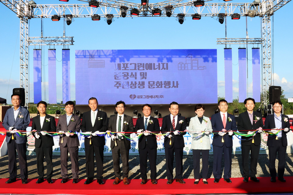 신치호 롯데건설 플랜트사업본부장(오른쪽 세 번째)을 비롯 관계자가 집단에너지시설 준공식에 참여했다. [사진=롯데건설]