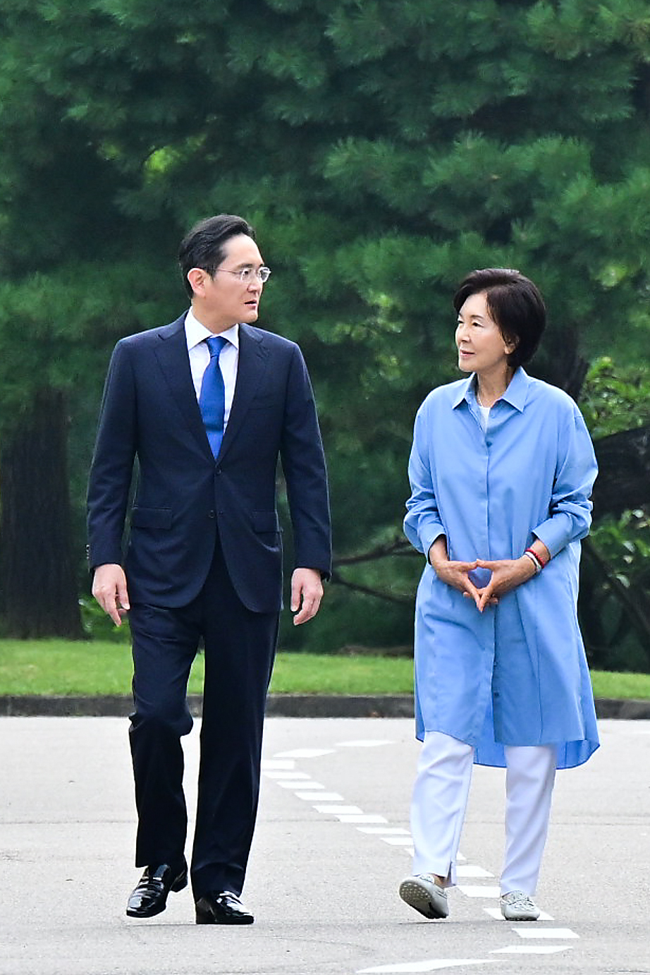 지난 19일 삼성화재 안내견학교에서 열린 안내견 30주년 기념 행사에 참석하기 위해 이동 중인 이재용 삼성전자 회장, 홍라희 前 삼성미술관 리움 관장의 모습 [사진=삼성화재]