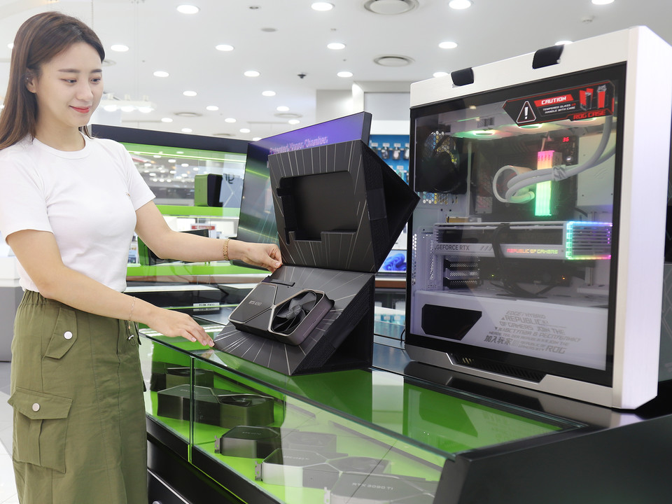 롯데하이마트가 온라인이나 해외직구로만 구매해야 했던 인기 게임 상품들을 매장에서 직접 보고 바로 구매할 수 있도록 선보인다. 사진은 모델이 월드타워점에서 엔비디아 ‘Founders Edition(파운더스 에디션)’을 살펴보는 모습 [사진=롯데하이마트] 