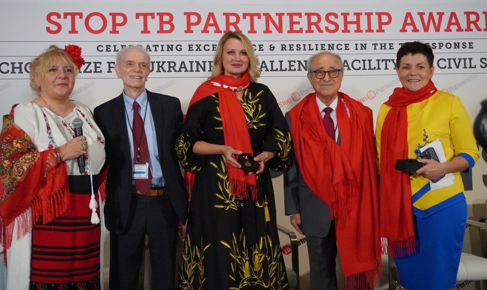 제17회 고촌상 시상식에서 수상자들이 기념촬영을 하고 있다. (왼쪽부터) STOP TB Partnership 루치카 디티우(Lucica Ditiu) 사무국장, 고촌상 선정위원 멜 스피겔만(Mel Spigelman), 우크라이나 보건부 공공 의료센터 야나 테를리바(YanaTerleeva) 박사, 종근당고촌재단 김두현 이사장, 우크라이나 보건부 공공 의료센터 올가 그보즈데츠카(Olga vozdetscka) 박사) [사진=종근당] 