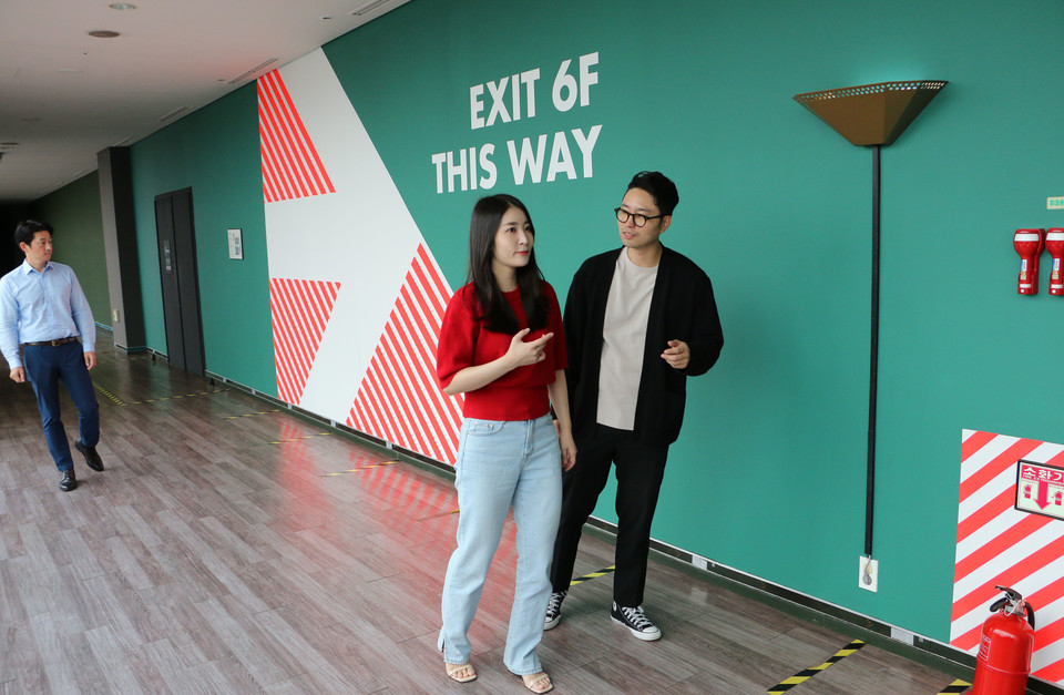 CGV 영등포 스피어엑스관 퇴장로에 시공된 KCC 컬러유니버설 디자인이 적용된 출구 방향 안내에 따라 관람객들이 퇴장하고 있다. [사진=KCC]