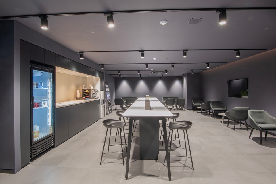 서초 지프‧푸조 서비스센터 고객 라운지 [사진=스텔란티스 코리아]