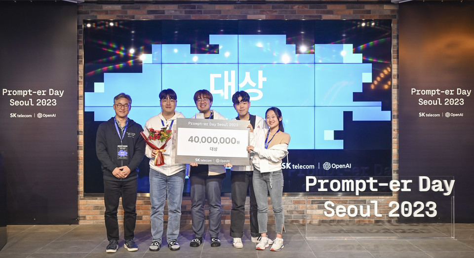 SKT 정석근 글로벌/AITech 사업부장(왼쪽)과 대상 수상팀 ‘선천적프롬프터들’(오른쪽) [사진=SKT]
