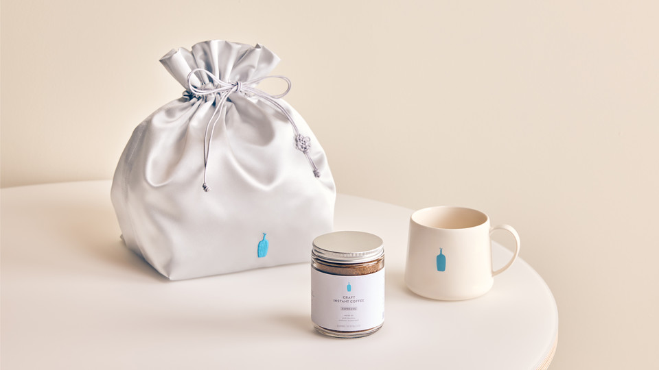 ‘블루보틀 잠실카페’에서 선보인 블루보틀 한정 기프트 세트 2종 중 하나인 '앳 홈 기프트 세트' [사진=롯데물산]