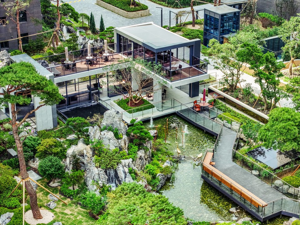 ‘롯데캐슬 리버파크 시그니처’의 자연풍경과 어우러진 티하우스 카페아트리움 [사진=롯데건설]