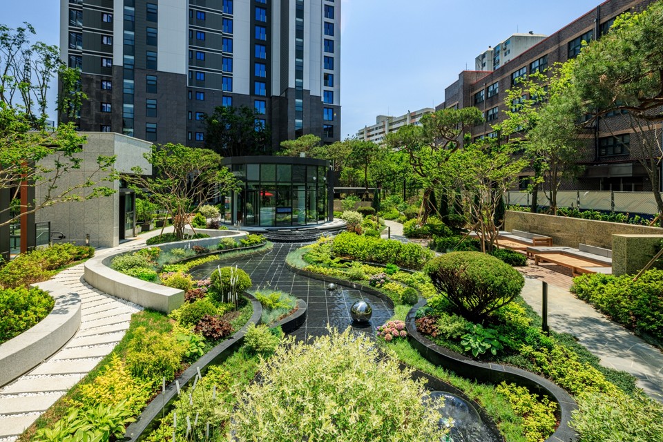 ‘신반포 르엘’ 수경시설인 웨이브폰드 [사진=롯데건설]