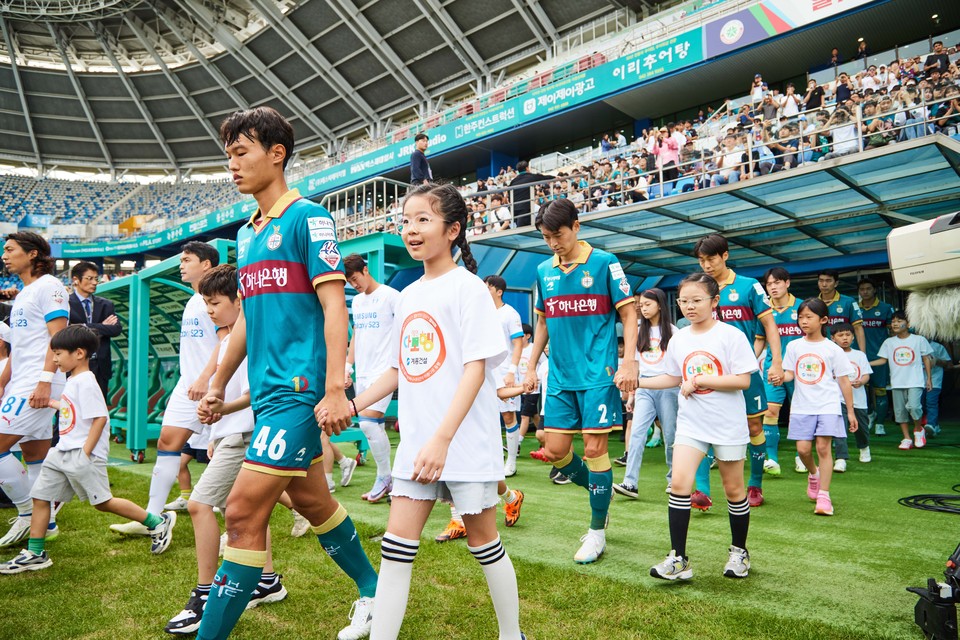 이날 행사에는 계룡건설 임직원 및 가족 400여 명이 참석해 이날 열린 대전하나시티즌의 경기를 관람하기도 했다. [사진=계룡건설]