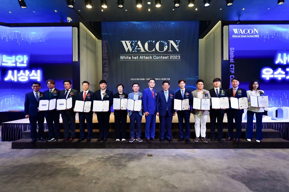 한국투자증권은 지난 달 26일 열린 ‘WACON 2023’에서 사이버보안 우수기업에 선정돼 과학기술정보통신부장관상을 수상했다. [사진=한국투자증권]