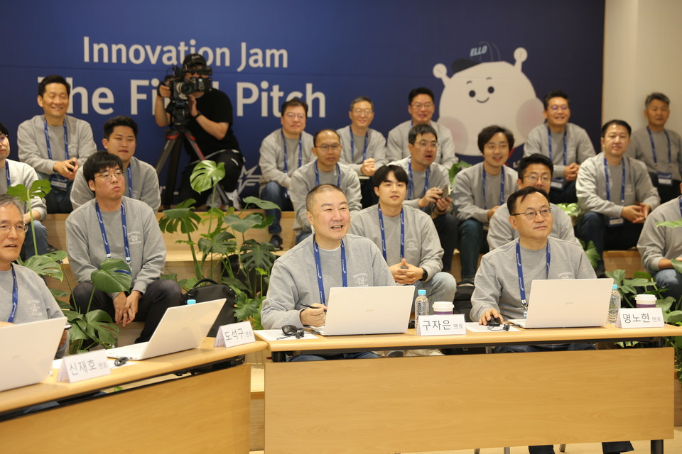 1. 6일, 안양 LS타워에서 개최된 LS Future Day에서 구자은 LS그룹 회장이 신사업 아이디어 분야에 멘토로서 참여해 발표를 듣고 있다.