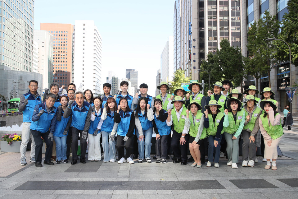 예금보험공사는 ‘청계아띠’ 참여기관 임직원과 함께 서울시 청계광장 인근에서 가을맞이 꽃길 조성 활동을 실시했다. [사진=예금보험공사]﻿
