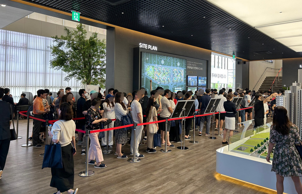 고객들이 ’시흥 롯데캐슬 시그니처’ 견본주택을 둘러보고 있다 [사진=롯데건설]