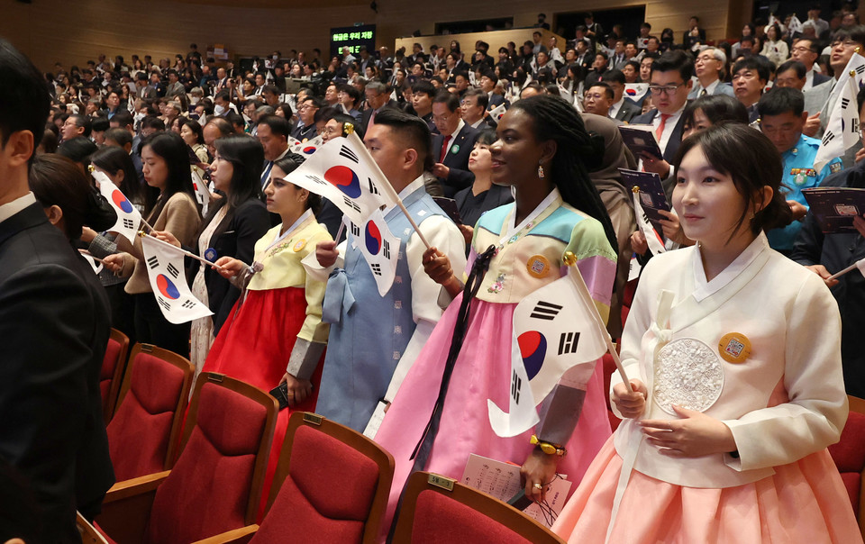 행정안전부는 9일 오전 세종시 예술의전당에서 한글 관련 단체와 시민 등 1000여 명이 참석한 가운데 경축식을 개최했다. 사진은 이날 한글날 경축식에서 참석자들이 만세삼창을 하고 있는 모습이다. [사진=연합뉴스]