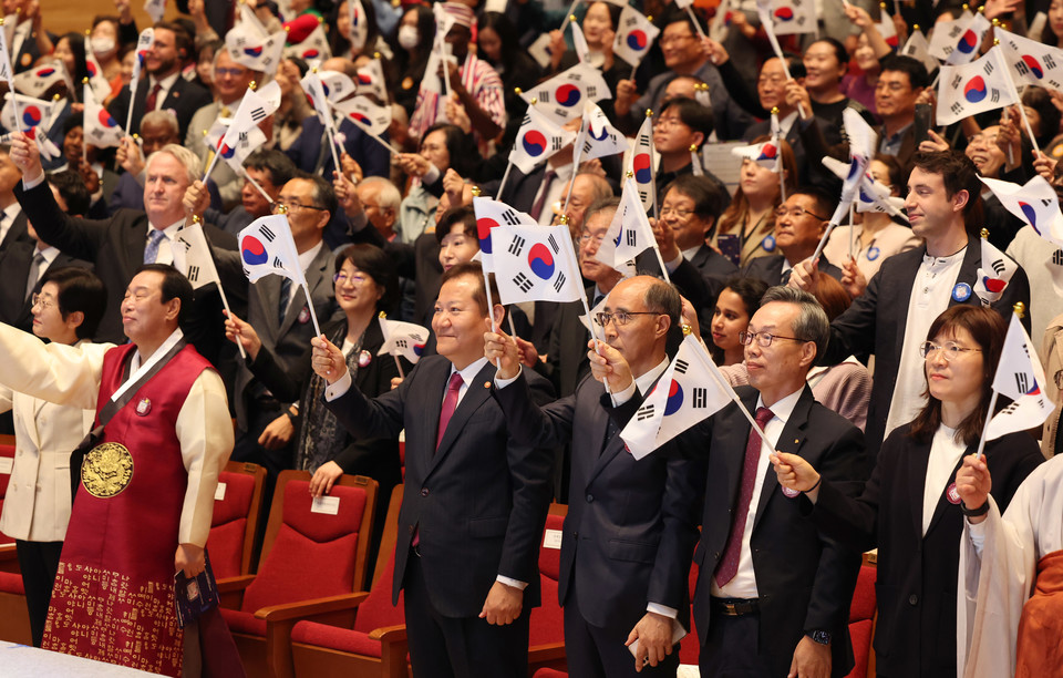 이상민 행정안전부 장관과 내빈들이 577돌 한글날 경축식에서 만세삼창을 하고 있다. [사진=연합뉴스]