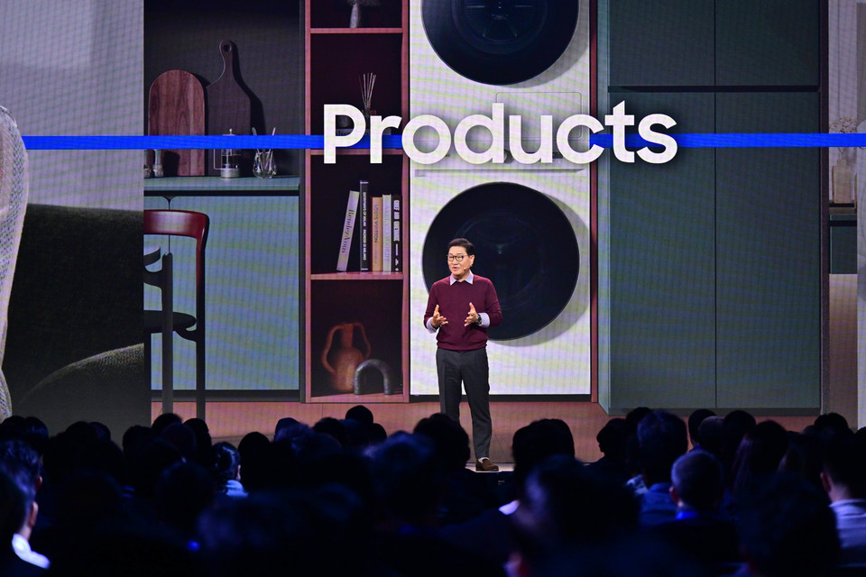 이날 행사에서 타이젠 기반의 다양한 스크린 제품을 통해 단순 기기간의 연결을 넘어 사람을 연결하고 이를 통해 고객 경험을 확대하겠다는 의지를 밝혔다. [사진=삼성전자]