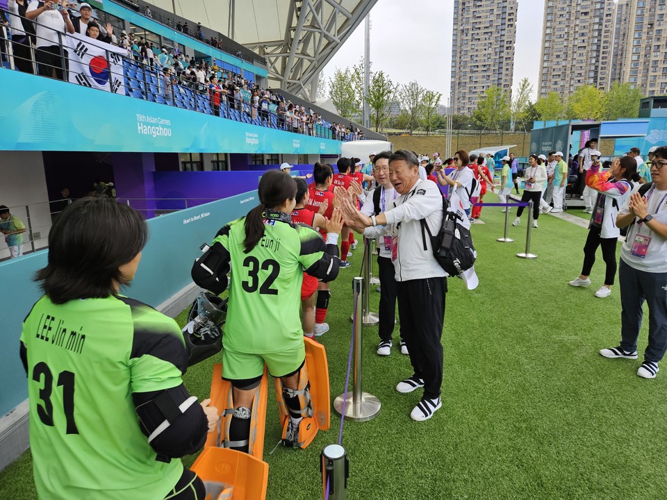 OK금융그룹은 최윤 회장이 선수단장으로 나선 ‘제19회 항저우 아시안게임’이 종합 순위 3위를 기록하며 지난 8일 폐막식을 끝으로 16일간의 여정을 성공적으로 마쳤다. [사진=OK금융그룹]