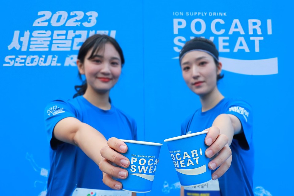 동아오츠카가 '2023 서울달리기' 공식음료로 포카리스웨트와 친환경 종이컵을 지원했다. [사진=동아오츠카]