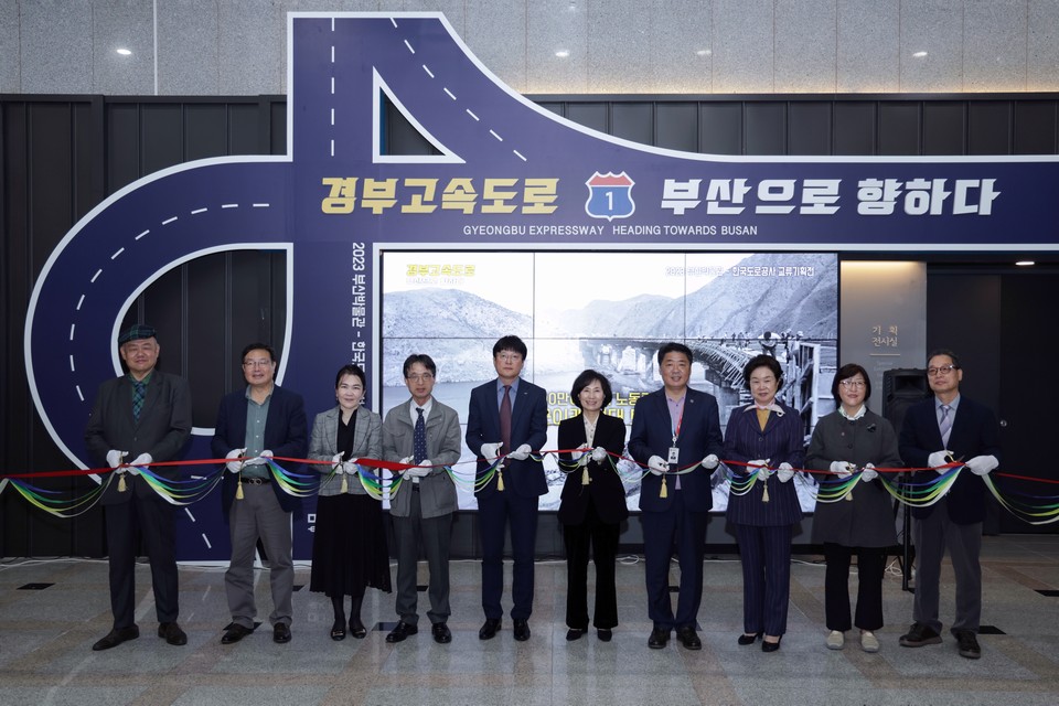지난 11일 이정원 한국도로공사 홍보실장(왼쪽에서 5번째)과 정은우 부산박물관 관장(왼쪽에서 6번째)이 교류기획전 개막식 행사 기념 촬영을 하고 있다. [사진=한국도로공사] 