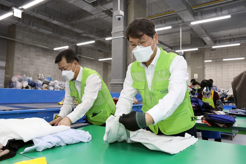 일을 돕고 있는 현대엔지니어링 직원들. [사진=현대엔지니어링]