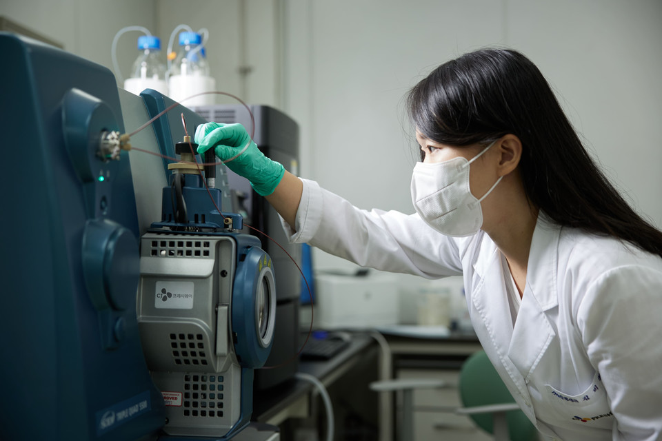 경기도 이천시에 위치한 CJ프레시웨이 식품안전연구실 내 기기 실험실에서 한 연구원이 잔류농약 검사를 실시하고 있다. [사진=CJ프레시웨이] 