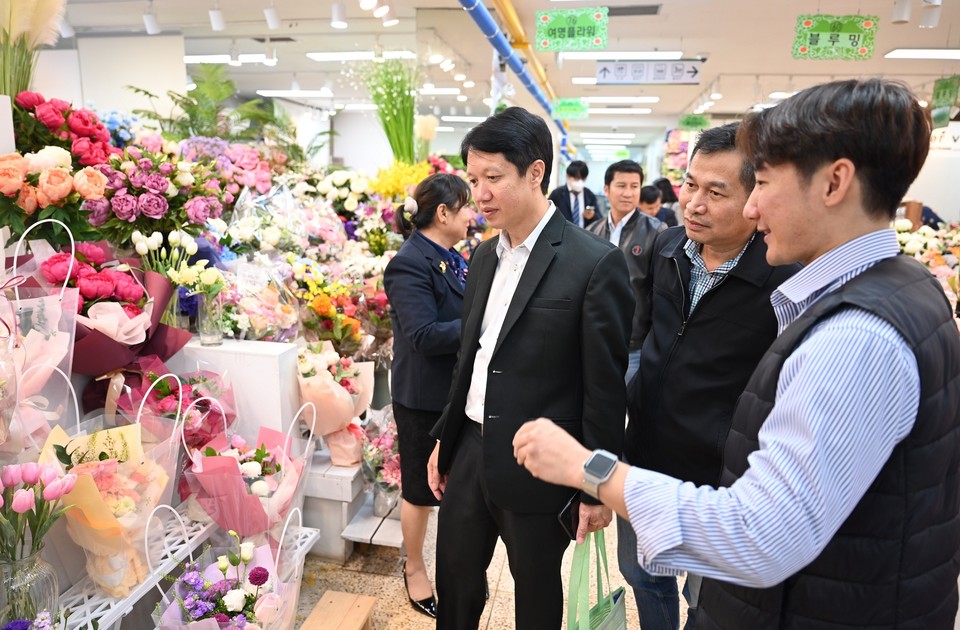 한국농수산식품유통공사(aT) 김춘진 사장이 지난 서울 양재동 aT센터에서 셍타봉 루앙라트부국장 등 라오스 중앙은행 대표단을 만나 기후위기 대응 지속가능한 농어업·농어촌의 발전 방안을 모색했다.  라오스 중앙은행 대표단이 화훼공판장을 견학하고 있다. [사진=한국농수산식품유통공사] 