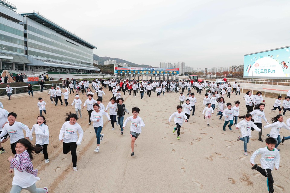 한국마사회는 오는 28일 경마 경주로를 활용한 이색 이벤트 ‘제2회 경주로 마라톤 Run&Fun’을 개최한다. [사진=한국마사회]