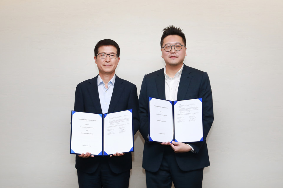 삼성물산 건설부문 오세철 대표(사진 좌측)와 시나르 마스 랜드 마이클 위자야 대표가 업무협약 체결 후 기념사진을 촬영하고 있다. [사진=삼성물산] 