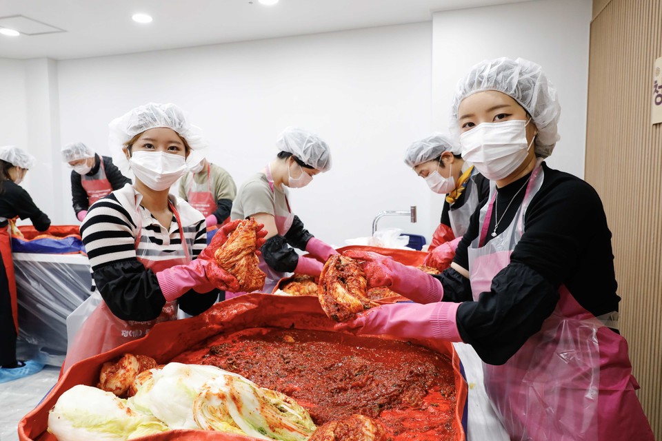 ‘Dream홈씨씨’ 청년김장 봉사활동 [사진=KCC글라스]