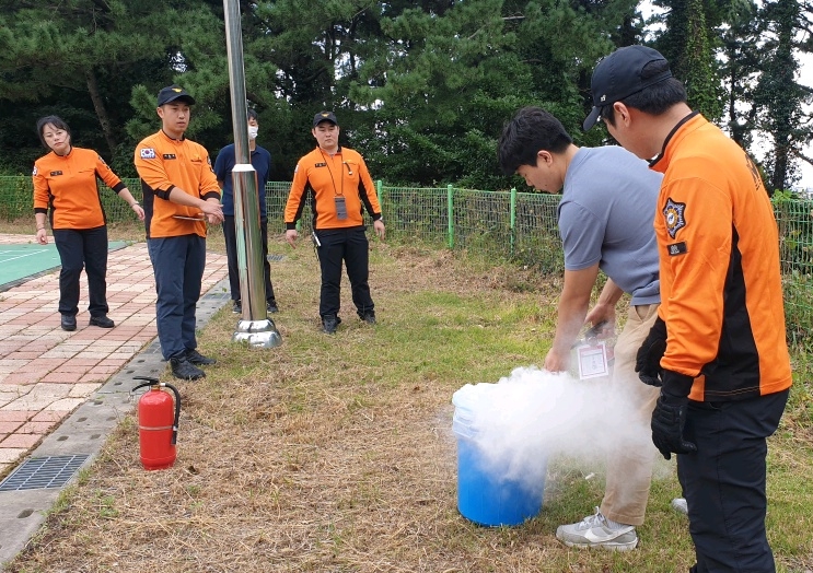 부영그룹 제주부영청소년수련원은 20일 화재발생 시 위기 대응 능력을 강화하기 위하여 서귀포소방서 중문 119센터와 민관 합동 소방훈련을 실시했다. [사진=부영그룹]