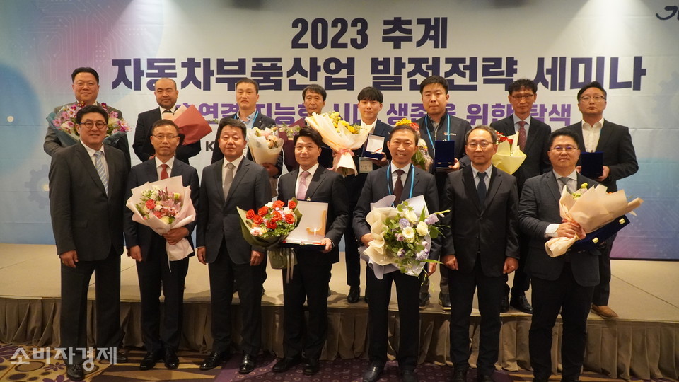안정구 KAP 이사장(앞줄 맨 왼쪽)과 부품산업대상 수상자들이 시상식 직후 기념촬영을 진행하고 있다. [사진=권찬욱 기자]
