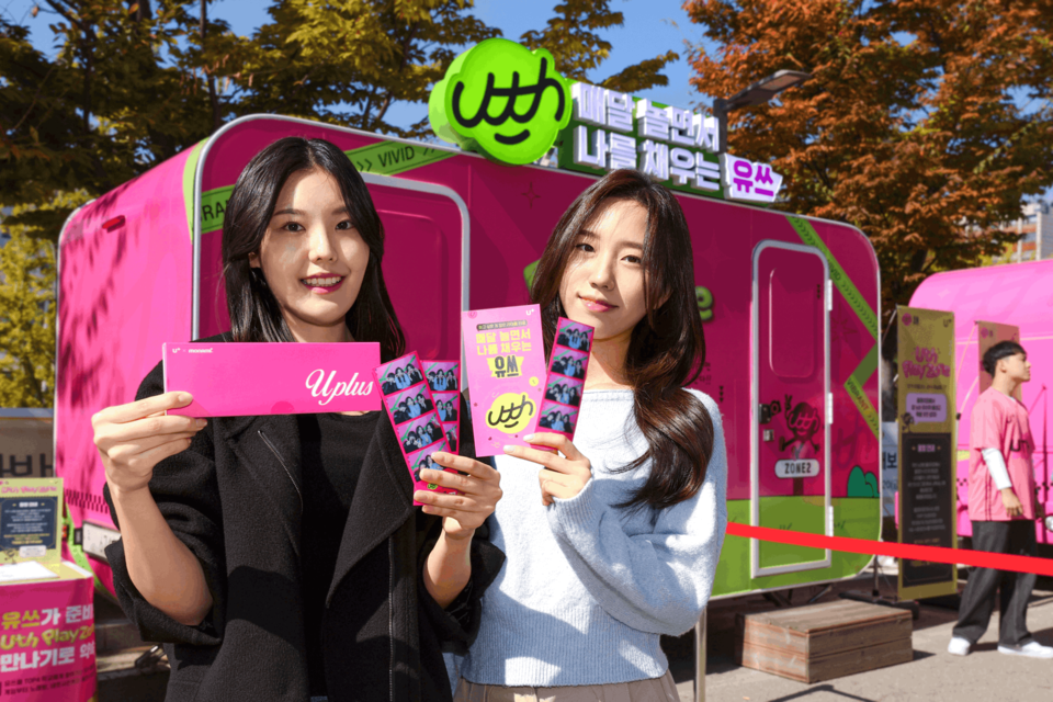 LG유플러스가 20대의 고객경험혁신을 위해 선보인 20대 전용 브랜드 ‘유쓰(Uth)’는 올 가을 대학가를 돌며 미니 축제 개념의 ‘유쓰 플레이존’을 운영한다. 사진은 연세대학교 신촌캠퍼스에서 학생들이 유쓰 플레이존을 즐기는 모습 [사진=LG유플러스] 