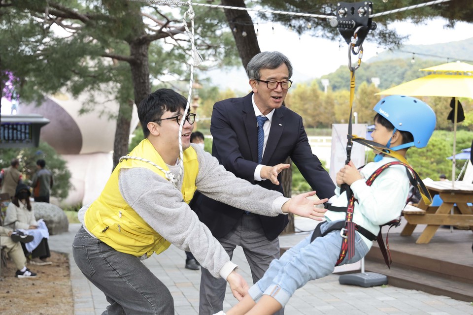 정기환 한국마사회장(가운데)는 지난 22일 임직원들과 렛츠런파크 서울 가을축제’에 나와 현장 안전 점검에 나섰다. [사진=한국마사회]