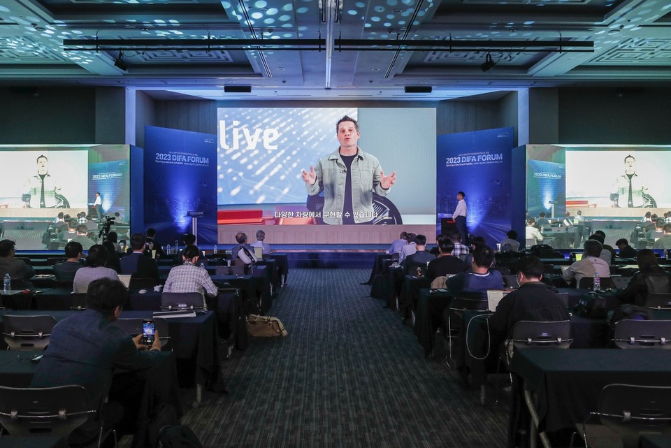 GM의 얼티엄 플랫폼의 핵심 엔지니어링 요소를 소개하는 앤디 오우리 글로벌 GM 배터리 엔지니어링 테크니컬 리더 [사진=GM]