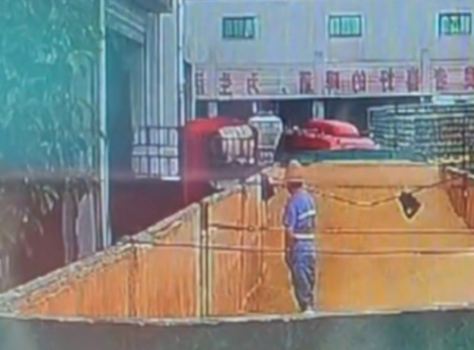 지난 19일 중국의 사회관계망서비스 웨이보에 올라온 한 영상에는 남성이 어깨높이의 담을 넘어 맥주 원료가 쌓여있는 곳으로 들어간 뒤 소변을 보는 듯한 내용이 담겼다. [사진=연합뉴스]