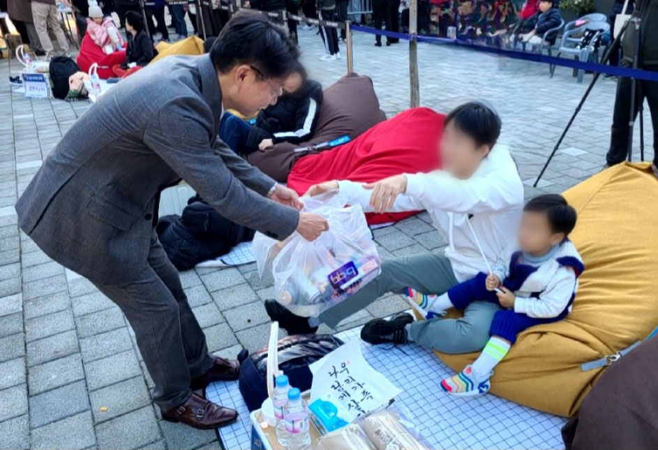 송파구에 본사가 위치한 BBQ가 지난 24일 지역 주민 행사에 치킨을 후원하는 등 지역 사회에도 선한 영향력 확산에 나섰다. [사진=BBQ]