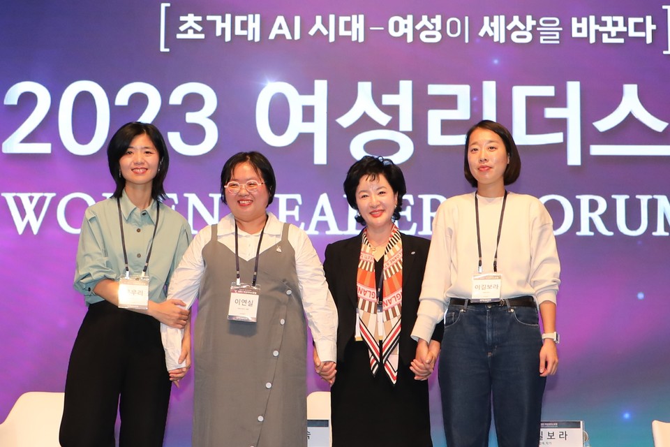 “대전환의 시대, 여성리더의 역할 더욱 커질 것 ‘기회는 준비된 두뇌를 편애한다’”  강신숙 Sh수협은행 은행장이 여성리더 육성의 중요성을 강조했다. [사진=Sh수협은행]