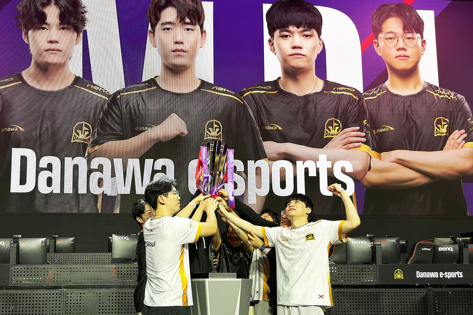 다나와 e스포츠 팀원들이 2023 PWS 페이즈 2에서 우승하고 트로피를 들어올리고 있다. [사진=크래프톤]