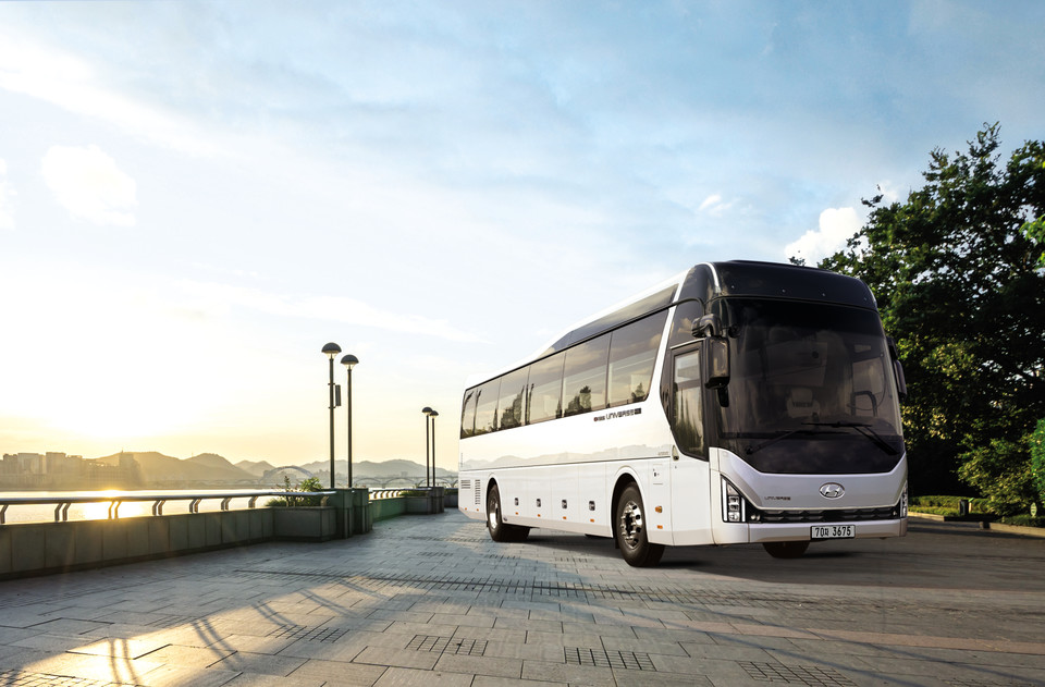 현대자동차는 오는 11월 3일까지 관광시즌을 맞아 전국 주요 관광지에서 ‘관광버스 무상 점검 서비스’를 실시한다. 사진은 현대 유니버스. [사진=현대자동차]