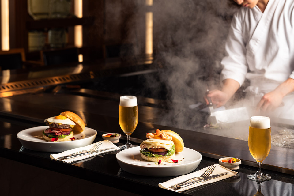 제주신라호텔은 31일 미식 여행을 테마로 11월 한정 런치 메뉴가 포함된 패키지 ‘리미티드 에디션 앳 히노데’를 선보인다고 밝혔다. 사진은  ‘히노데 버거’ [사진=제주신라호텔] 