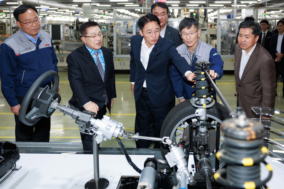 NH농협은행은 지난 31일 이석용 은행장이 경상남도 창원시 소재 CTR 그룹 본사를 방문해 NH동행기업 현판을 전달하고 현장의 애로사항을 듣는 지역 밀착형 금융지원을 실시했다. [사진=NH농협은행]